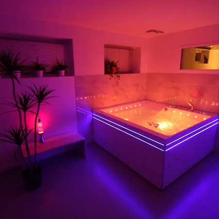 Bienvenue Chez Dalo, Jacuzzi, Art Et Modernite アルトキルシュ